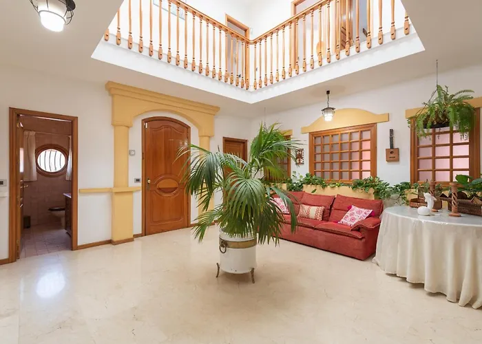 The Yellow House - Solarium - Climatized Pool *
