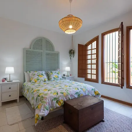 The Yellow House - Solarium - Climatized Pool Вилла